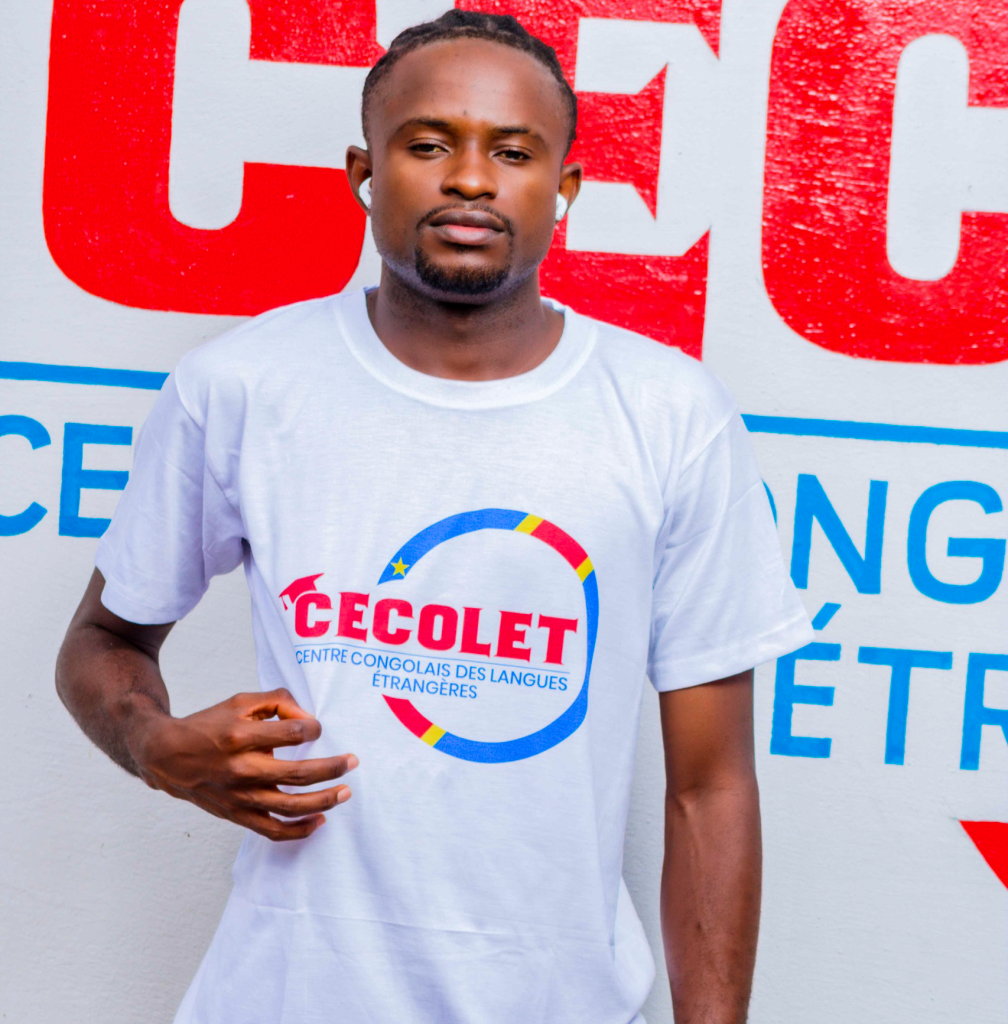 Un étudiant devant une salle de classe à CECOLET